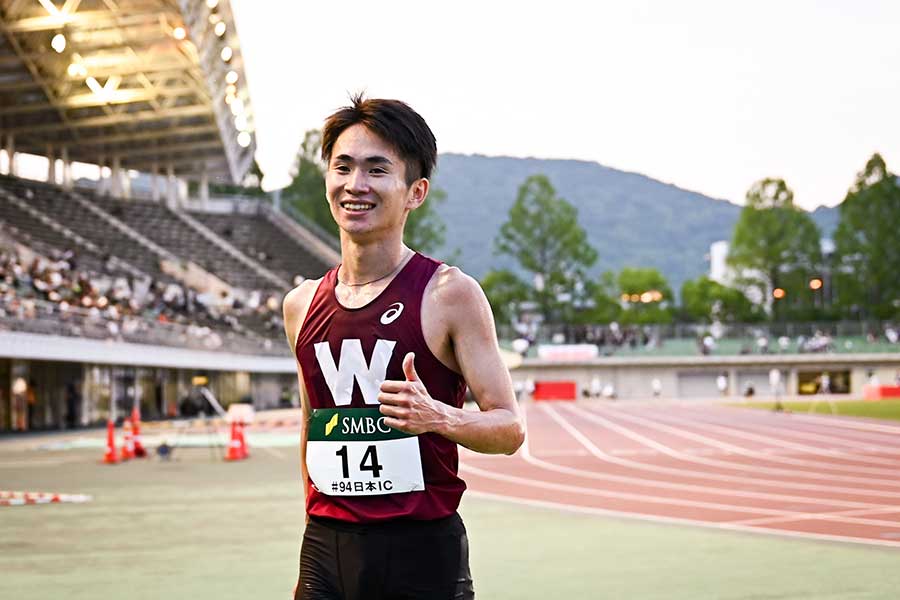 2冠を達成し、爽やかな表情でグッドポーズする山口【写真：中戸川知世】