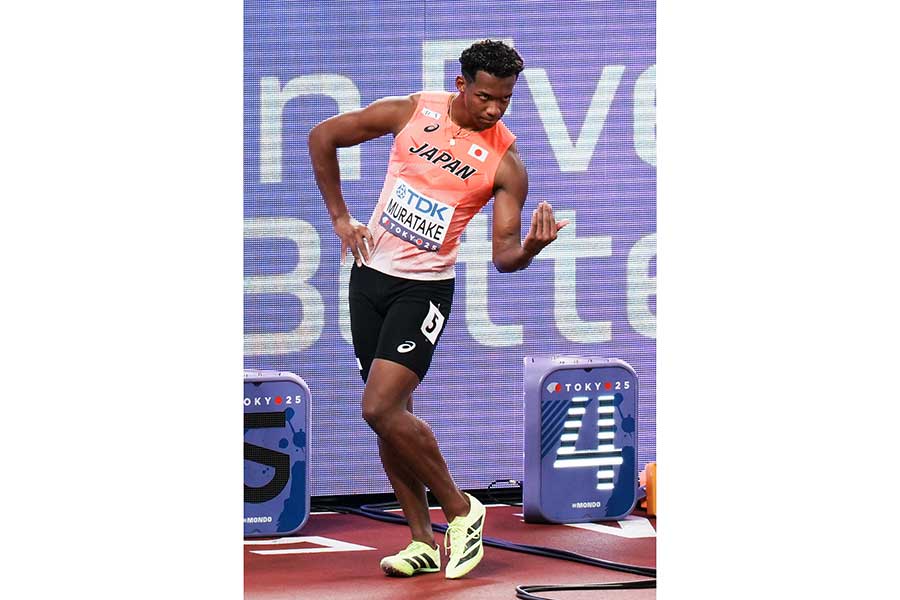 110mハードル決勝のスタートでジョジョ立ちのポーズを決める村竹ラシッド【写真：中戸川知世】 