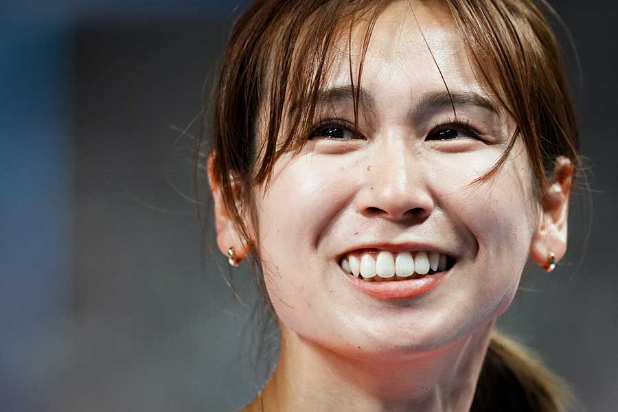 全ての跳躍を終えて挨拶をしたスタンドから、大きな声援が返ってきて思わず目に涙を浮かべる秦澄美鈴【写真:中戸川知世】