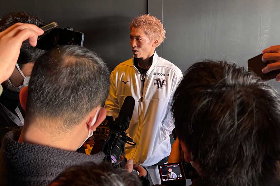 公開計量の前に報道陣の取材に答える井上尚弥【写真：荒川祐史】