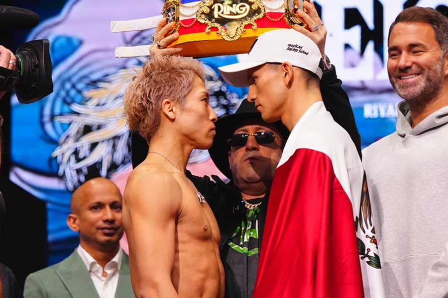 セレモニー計量でピカソとフェイスオフする井上尚弥（左）【写真：荒川祐史】