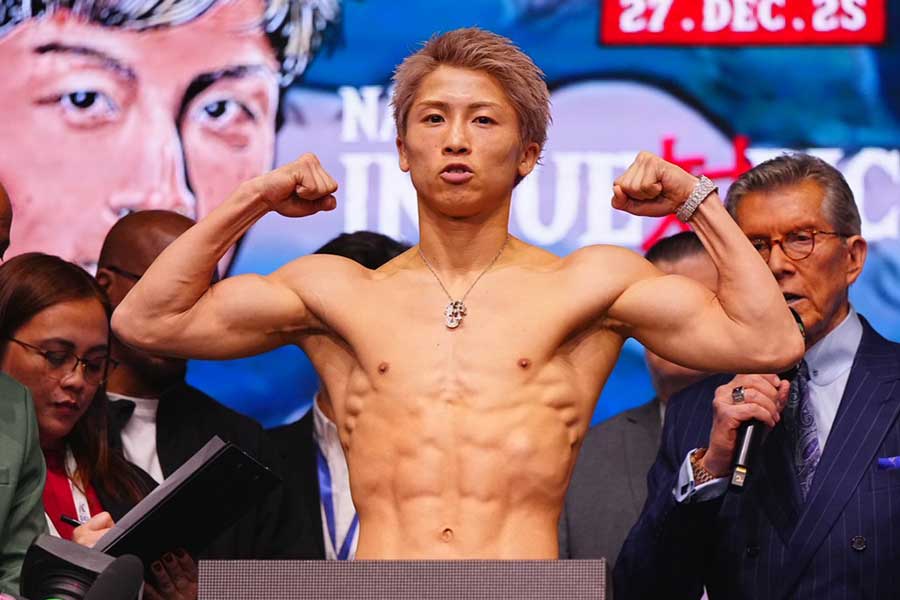 セレモニー計量をパスして力こぶを作る井上尚弥【写真：荒川祐史】