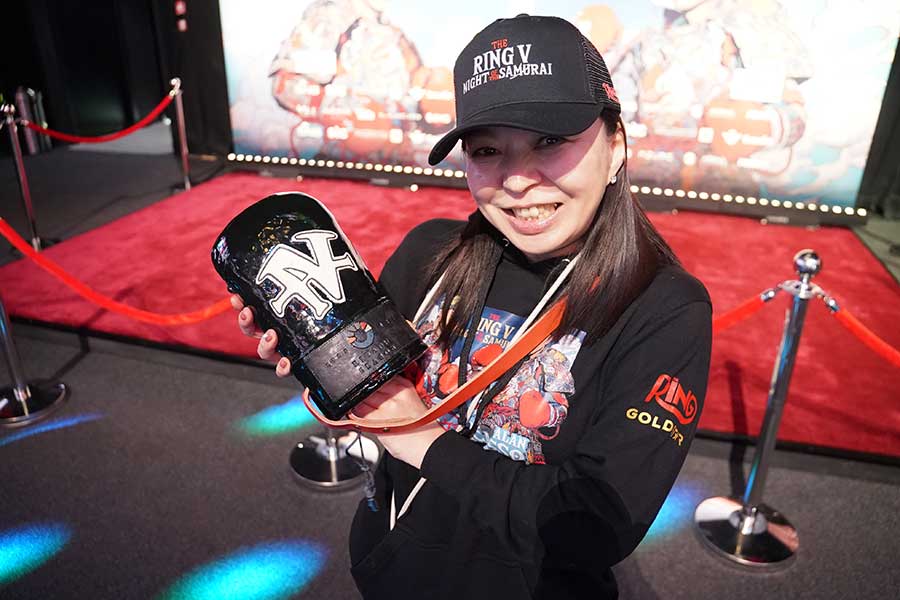 井上尚弥をイメージした陶器のグローブのショルダーバッグを持参した陶芸家の松木友紀さん【写真：澤田直人】