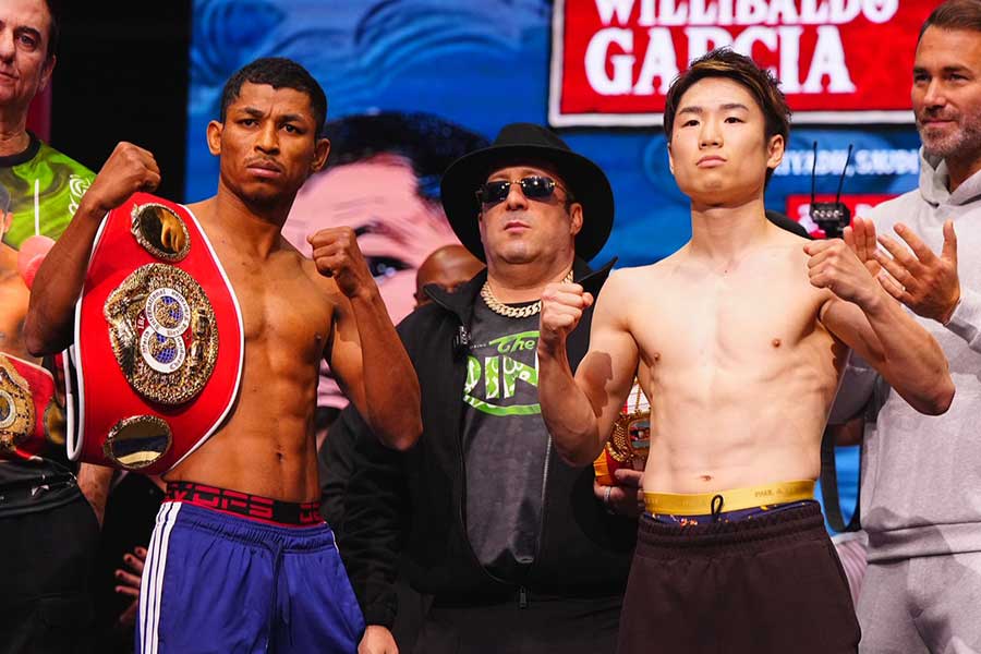 前日計量を行った寺地拳四朗とウィリバルド・ガルシア（左）【写真：荒川祐史】