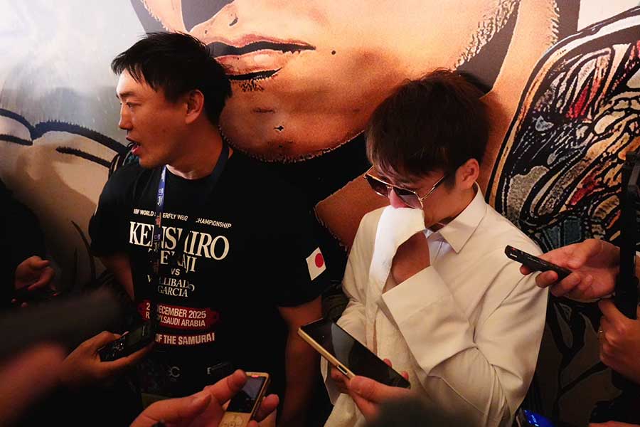 囲み会見にて、涙ながらに胸の内を明かす寺地拳四朗（右）【写真：荒川祐史】