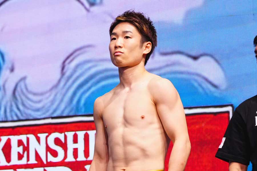 前日計量を行った寺地拳四朗【写真：荒川祐史】