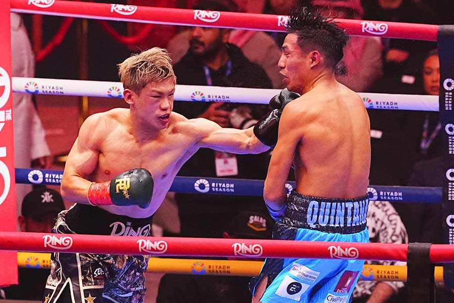 4回TKO勝ちした堤麗斗（左）【写真：荒川祐史】