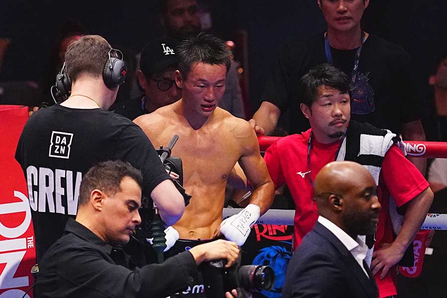 判定負けし、肩を落とす今永虎雅（中央）【写真：荒川祐史】