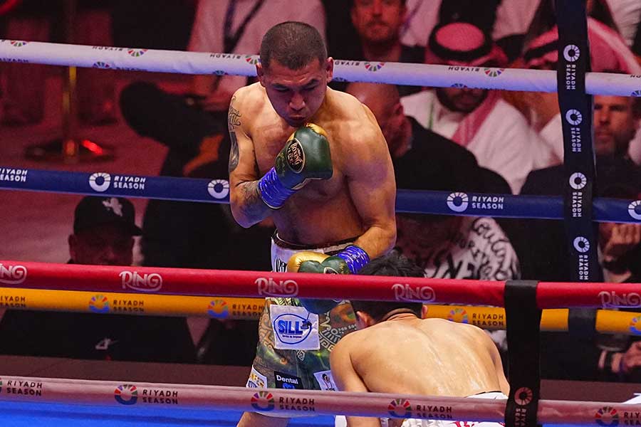 中谷潤人と対戦したセバスチャン・エルナンデス（奥）【写真：荒川祐史】