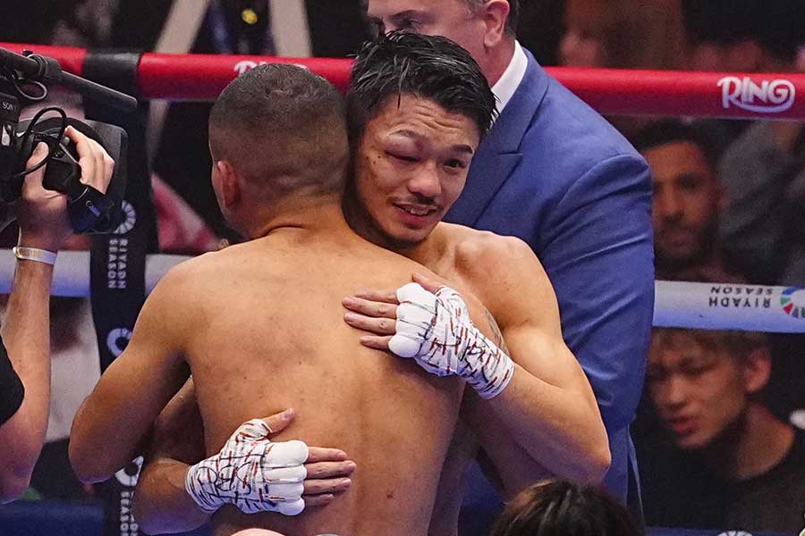 激闘後、エルナンデスを称えた中谷【写真：荒川祐史】