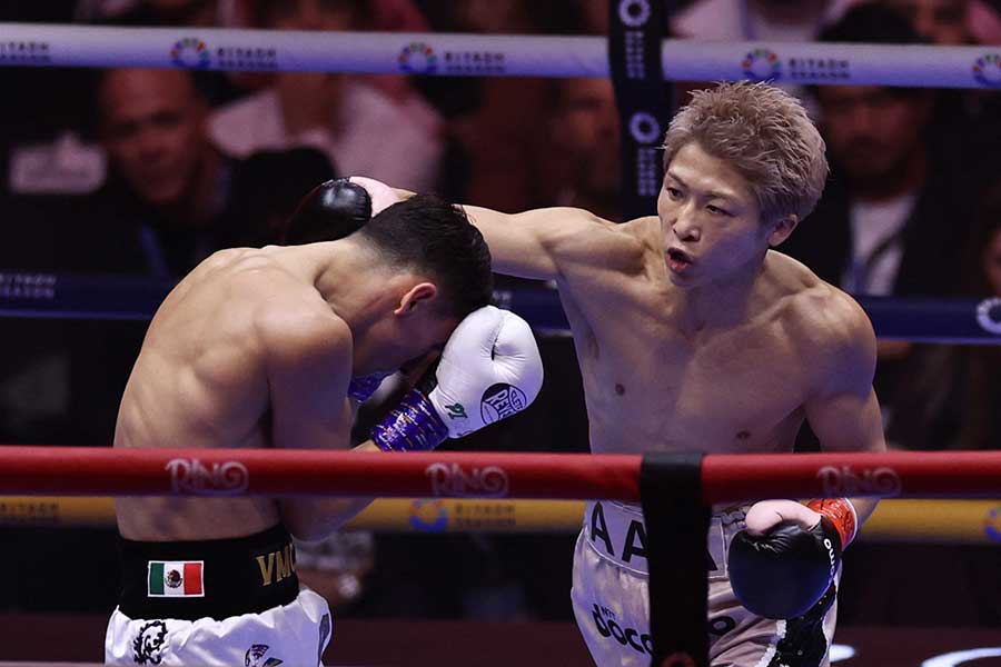 12回判定勝利を収めた井上尚弥（右）【写真：ロイター】