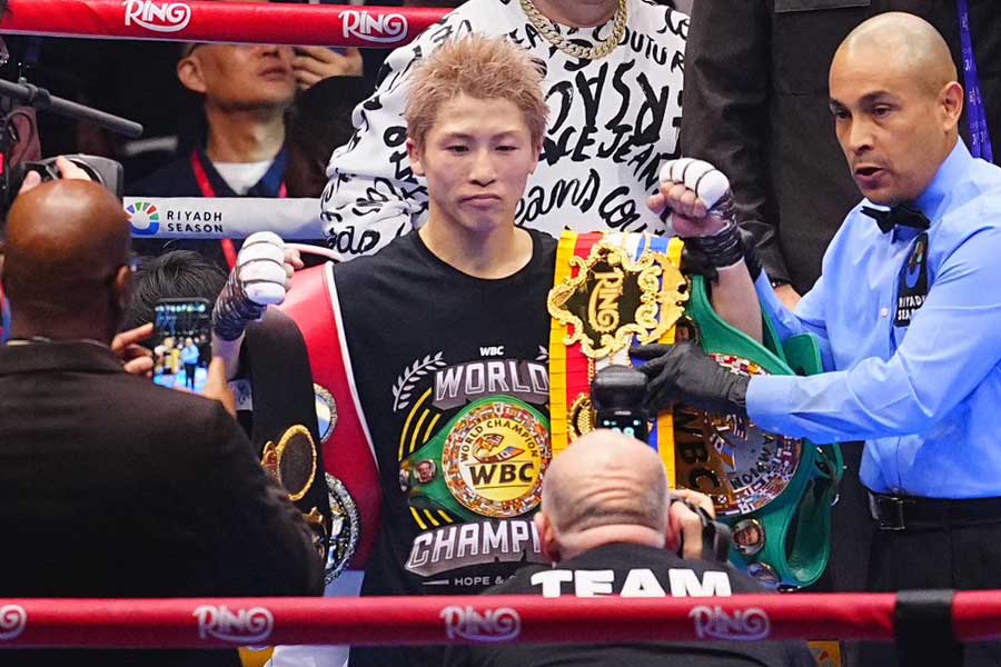 ピカソに判定勝ちも表情は硬いまま、撮影に応じる井上尚弥【写真：荒川祐史】