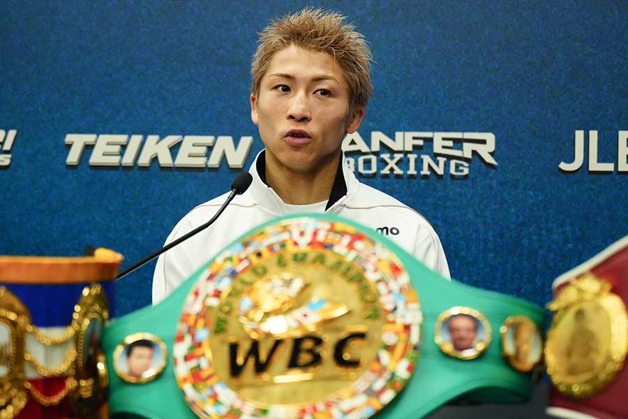 試合後の会見でコメントする井上尚弥【写真：荒川祐史】