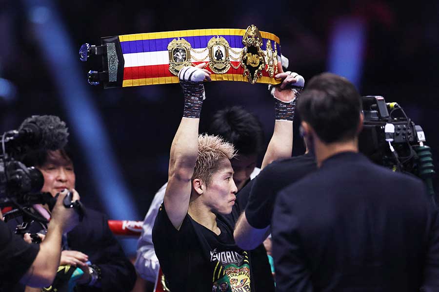 ピカソに判定勝利し、リング誌ベルトを掲げる井上尚弥【写真：ロイター】
