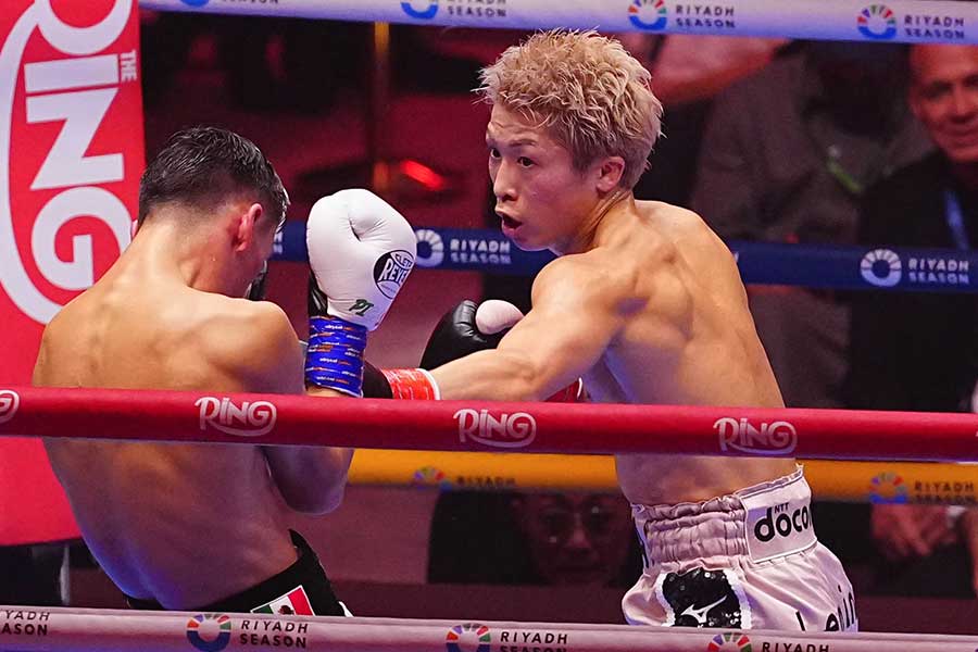 12回判定勝ちを収めた井上尚弥（右）【写真：荒川祐史】