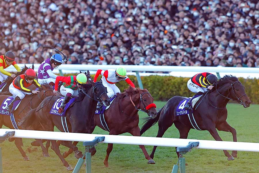 G1第70回有馬記念を制したミュージアムマイル(先頭)【写真:産経新聞社】