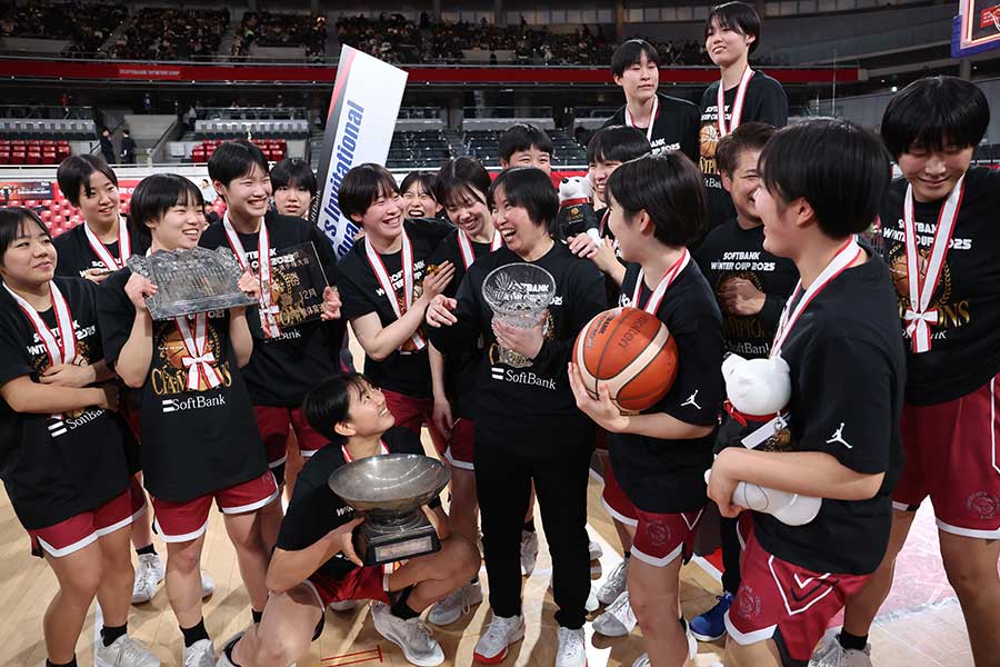 安藤香織監督を中心に歓喜した【（C）SoftBank ウインターカップ2025」