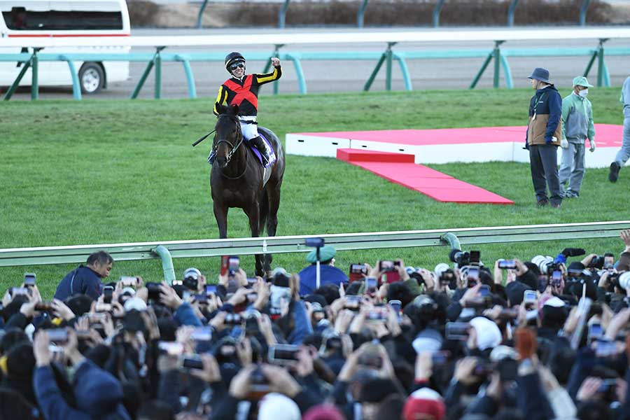 ウイニングランをするミュージアムマイルとクリスチャン・デムーロ騎手【写真:産経新聞社】