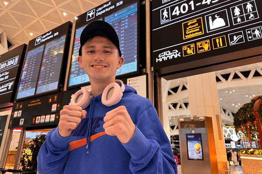 空港で取材に応じたアラン・ピカソ【写真：荒川祐史】
