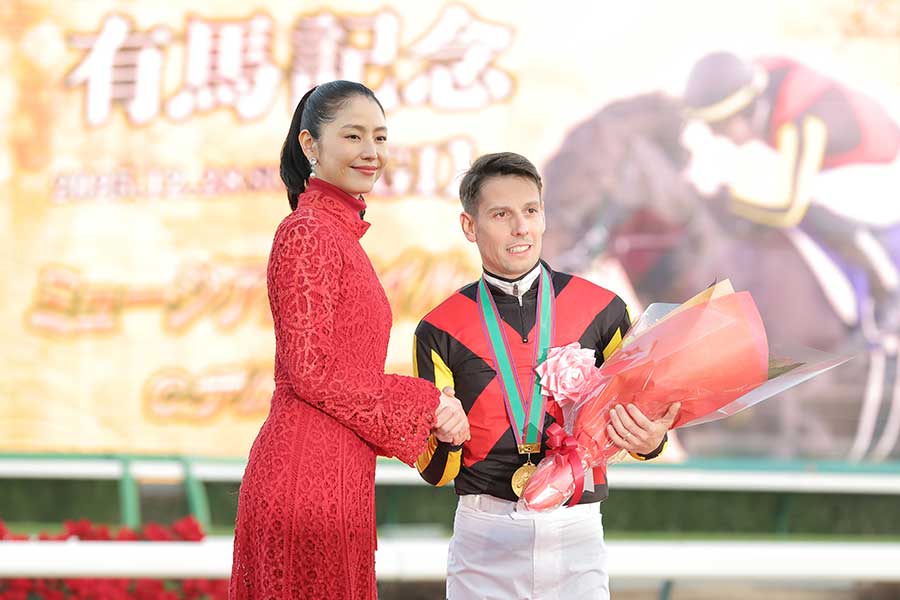 クリスチャン・デムーロ騎手に花束を渡した長澤まさみ(左)【写真:産経新聞社】