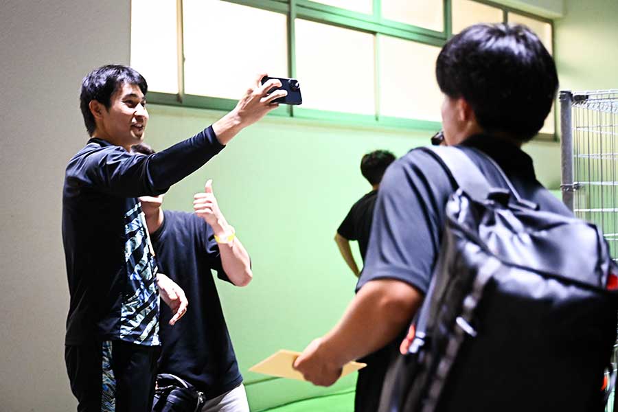 決勝レースの3時間後、列を作るファンに記念撮影など対応する飯塚翔太。その裏にあるファンと”同じ”気持ちとは【写真：中戸川知世】 