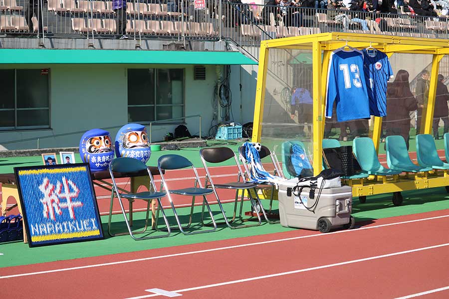 ベンチには2人のユニホームと遺影が飾られていた【写真:橋本啓】