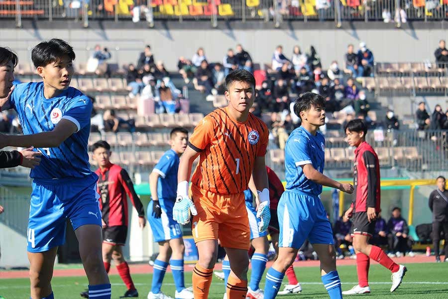 好守でチームを勝利に導いた奈良育英の内村篤紀(中央)【写真:橋本啓】