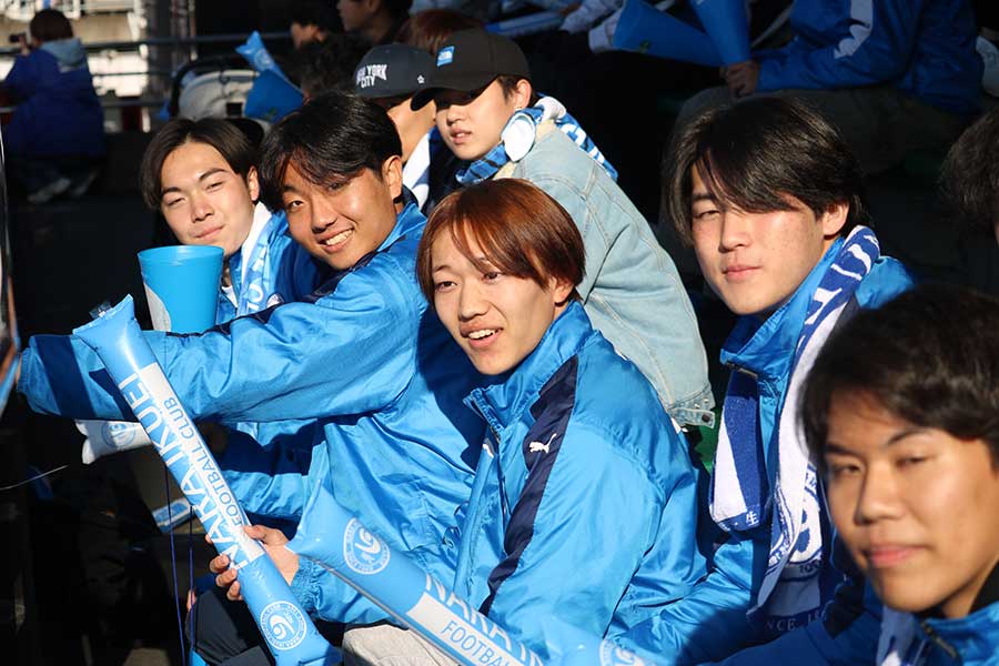 スタンド観戦したOBも後輩たちに期待を寄せる【写真:橋本啓】