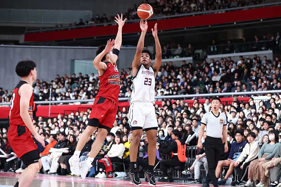 決勝で14得点15リバウンドのダブルダブルを記録した福岡大大濠の白谷柱誠ジャック(中央右、背番号23)【写真提供:(C)SoftBank ウインターカップ2025】