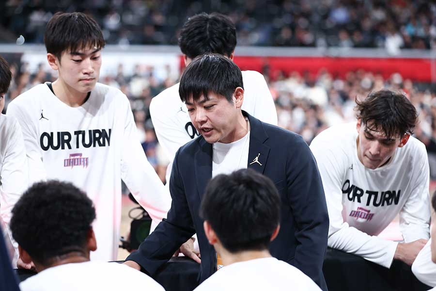 片峯聡太監督（中央）は“荒療治”でチームを優勝に導いた【写真提供：（C）SoftBank ウインターカップ2025】