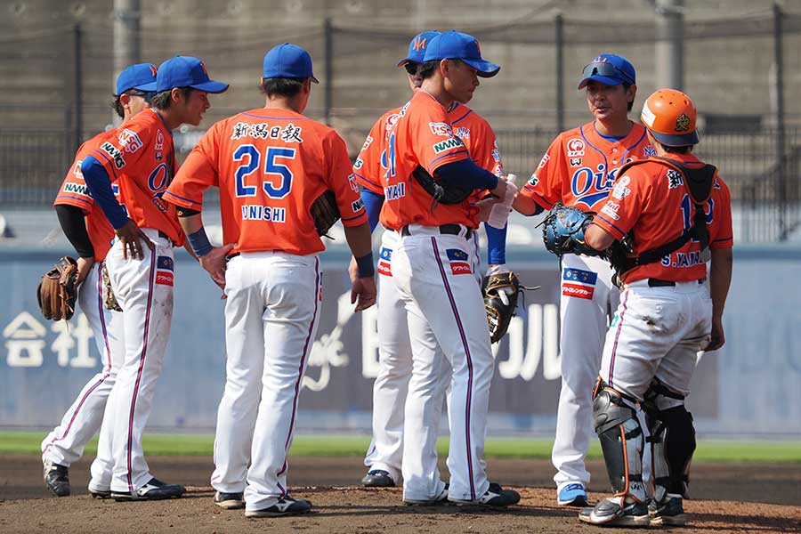 選手のその後まで考えた雰囲気作りをしている武田監督（右から2人目）【写真：羽鳥慶太】