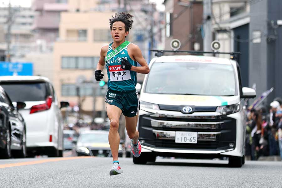 箱根駅伝のランナーの後ろには運営管理車がついている【写真:アフロ】