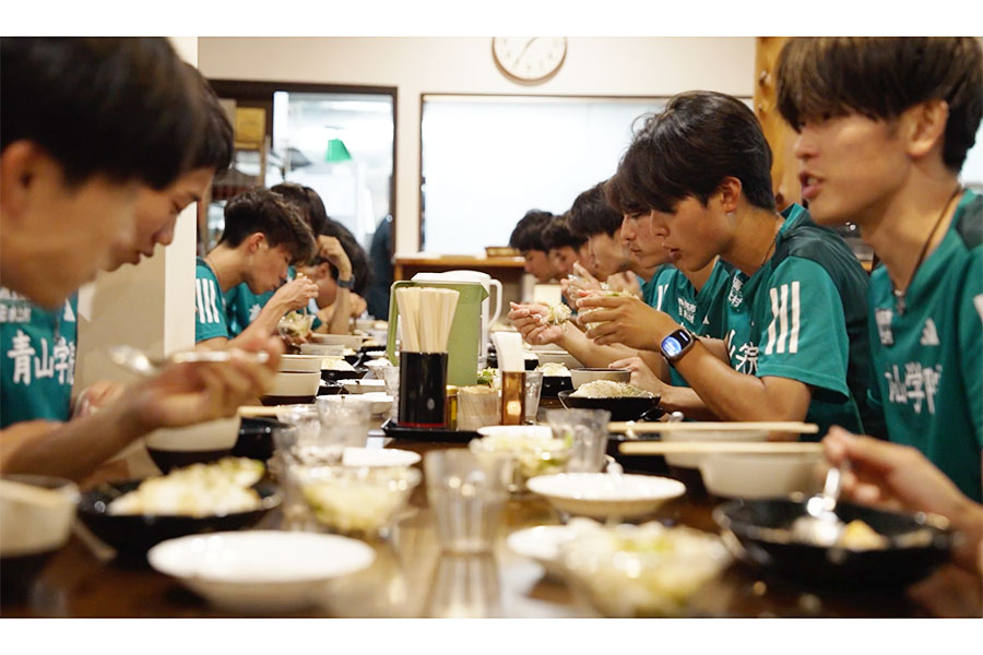 青学大陸上部、夏合宿での食事風景【写真：村上農園提供】