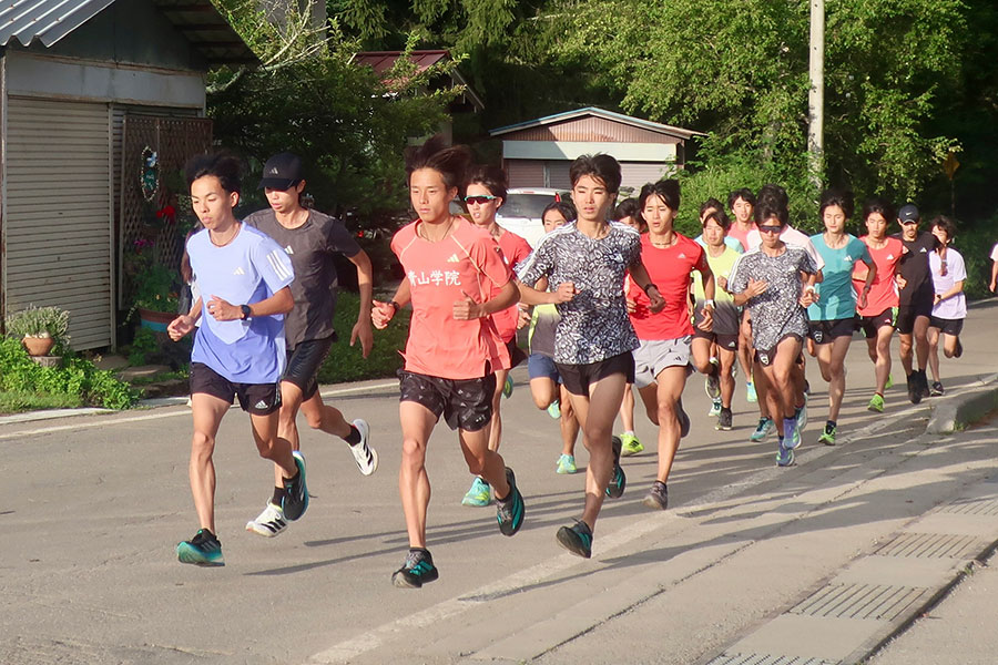 勝負は夏から始まっている…合宿で走りこむ青学大の選手たち【写真：村上農園提供】