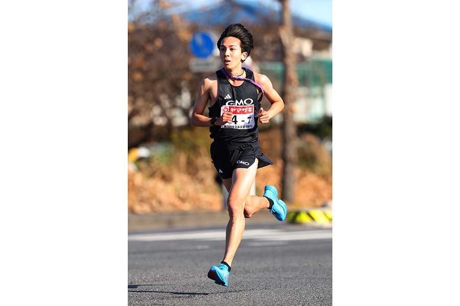 優勝のテープを切ったGMOインターネットグループの鶴川正也【写真：森田直樹/アフロ】