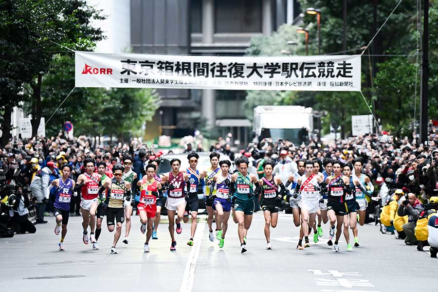 箱根駅伝の往路1区でスタートする選手たち【写真：中戸川知世】