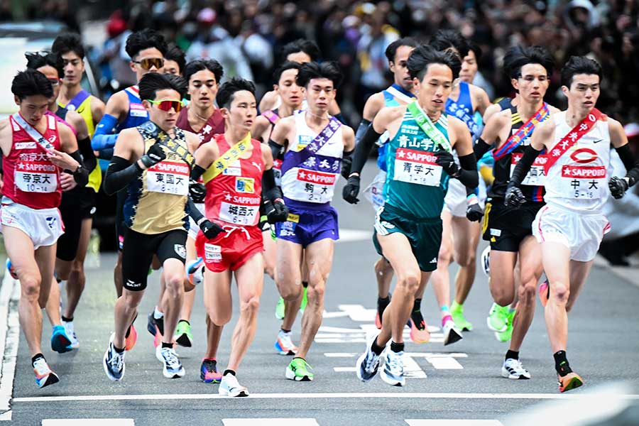箱根駅伝の往路1区でスタートする選手たち【写真：中戸川知世】
