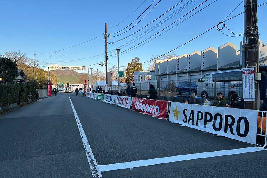 往路号砲前からゴール地点で場所取りする熱心な箱根駅伝ファン【写真：山野邊佳穂】