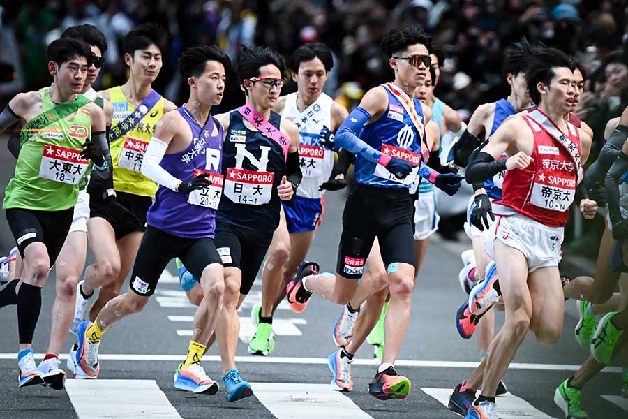 箱根駅伝の往路1区でスタートする選手たち【写真:中戸川知世】