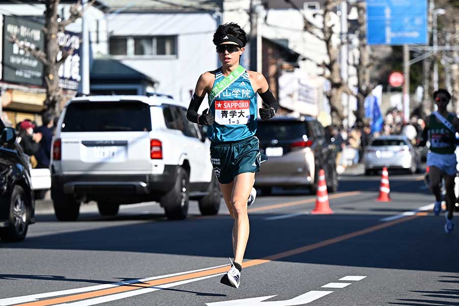 箱根駅伝の往路3区を走る青学大の宇田川瞬矢【写真：アフロ】