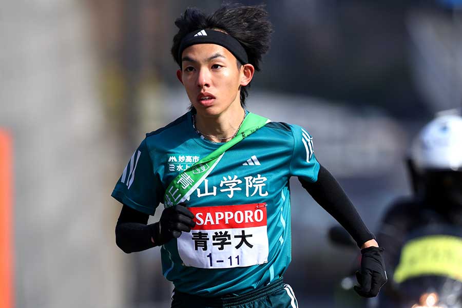 箱根駅伝・往路5区で走る青学大・黒田朝日【写真：アフロ】