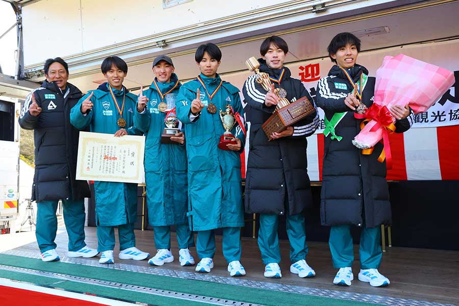 箱根駅伝の往路優勝を果たした青学大【写真：産経新聞社】