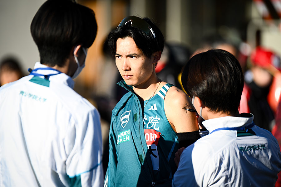 左腕にチームメートの名前を描いてもらう佐藤愛斗【写真:中戸川知世】