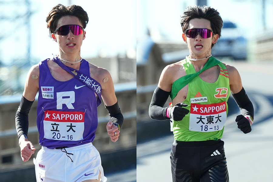 立教大（左）と大東文化大のタスキがつながらず【写真：アフロ】