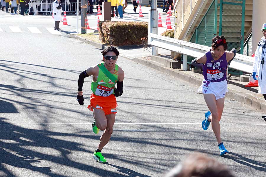 繰り上げスタートする大東文化大（左）と立教大の選手たち【写真：産経新聞社】