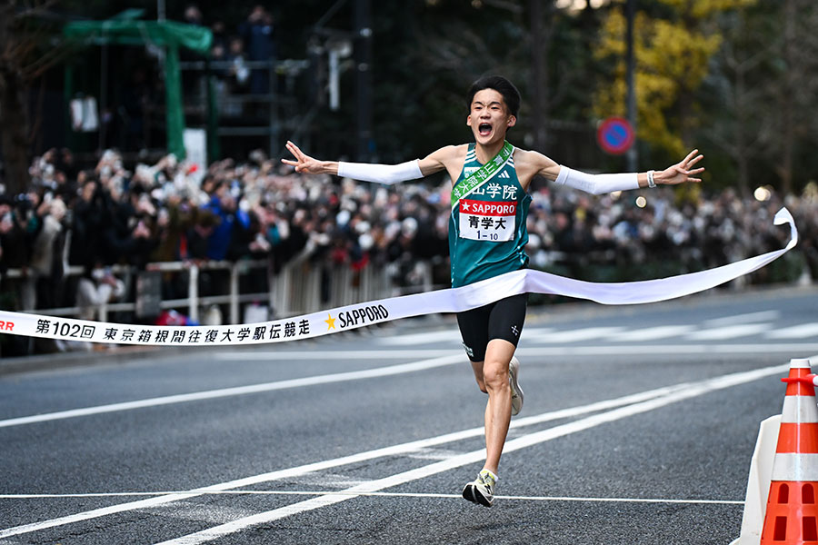 右手は3本、左手は4本の指を立ててゴールテープを切った青学大・折田壮太【写真:中戸川知世】