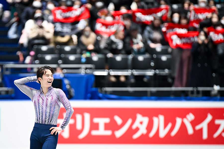 SPを終えて笑顔を見せた友野一希、客席は真っ赤なバナータオルで埋まる【写真：中戸川知世】