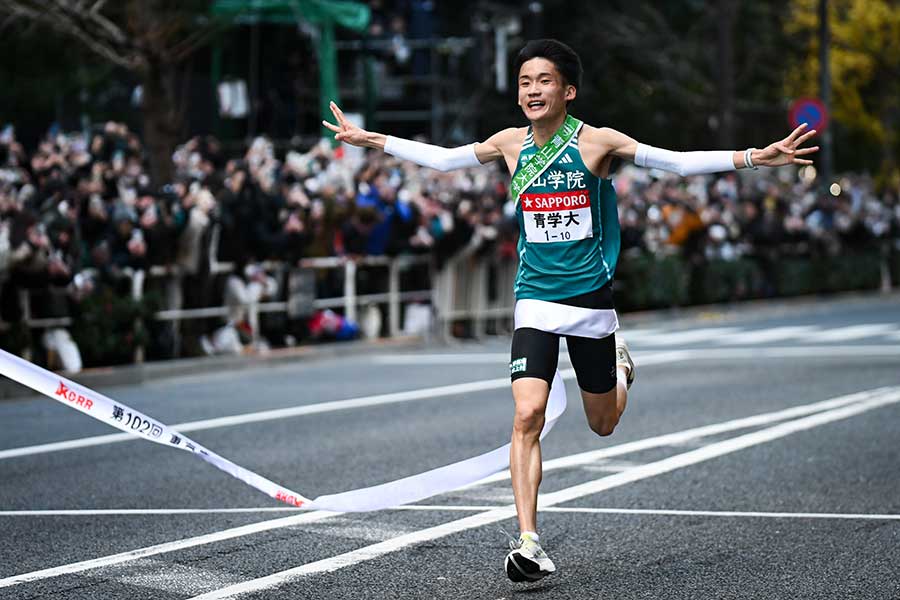 ゴールテープを切った青学大・折田壮太【写真:中戸川知世】
