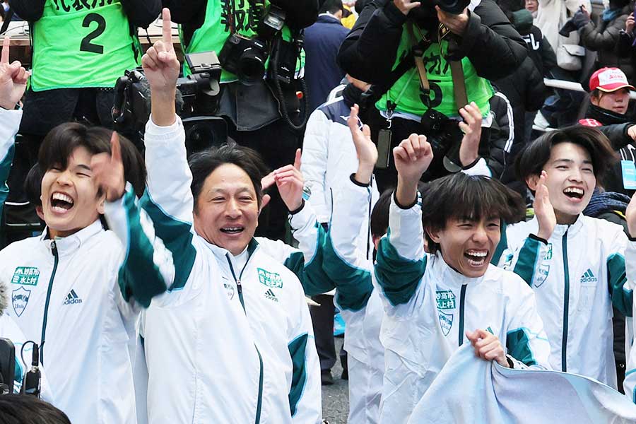 ゴールで出迎える青学大の原晋監督(左から2番目)と黒田朝日(左から3番目)【写真:産経新聞社】