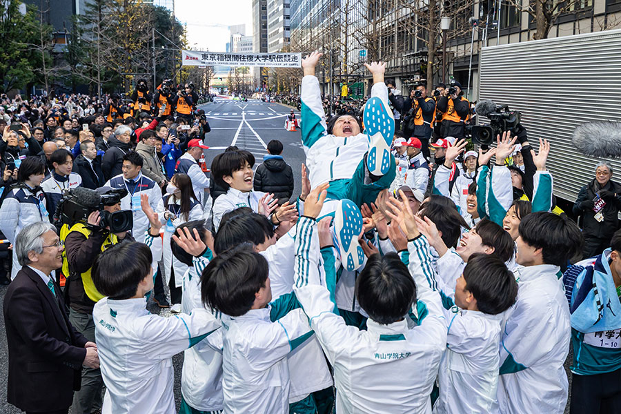 胴上げされる青学大・原晋監督【写真：産経新聞社】